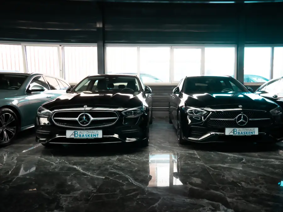 Mehrere Mercedes-Limousinen mit Baskent-Kennzeichenhaltern in der Halle