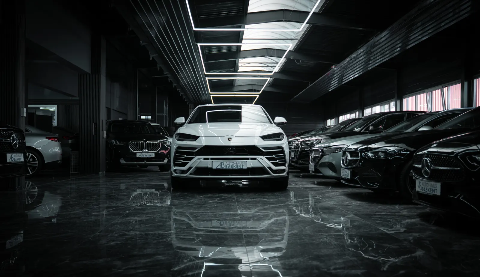 Ausstellungshalle des Autohaus Baskent in Sindelfingen-Darmsheim mit Fahrzeugen beider Reihen