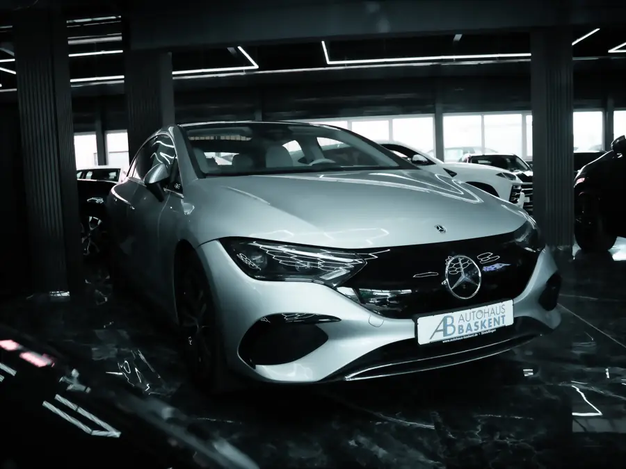 Silberner Mercedes EQE mit Baskent-Kennzeichenhalter