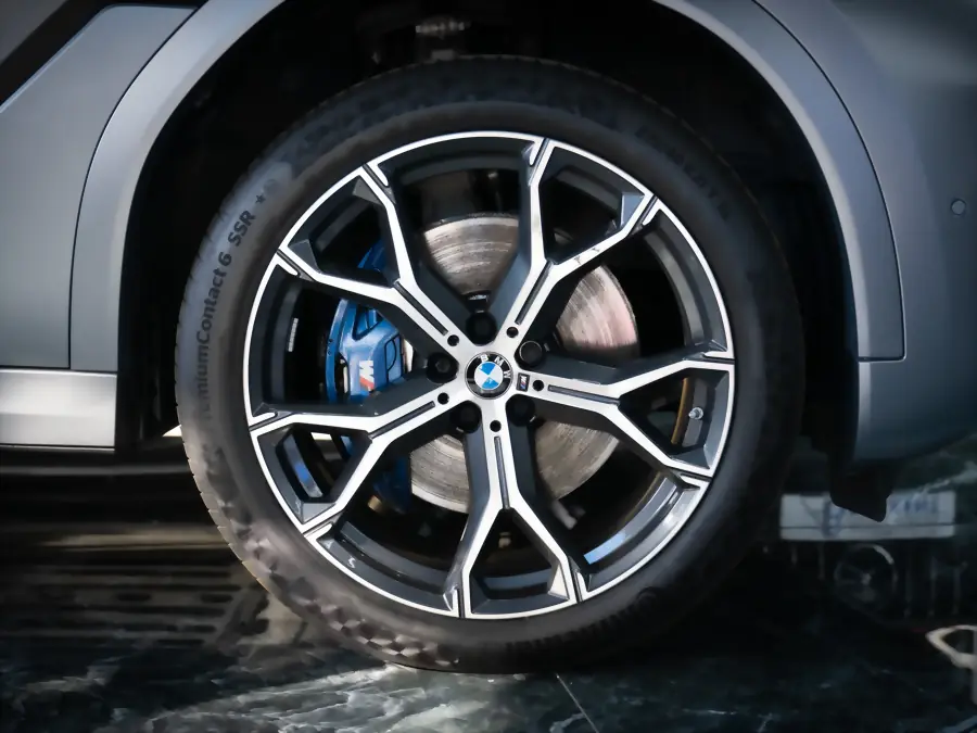 BMW-Leichtmetallfelge mit blauer Bremszange