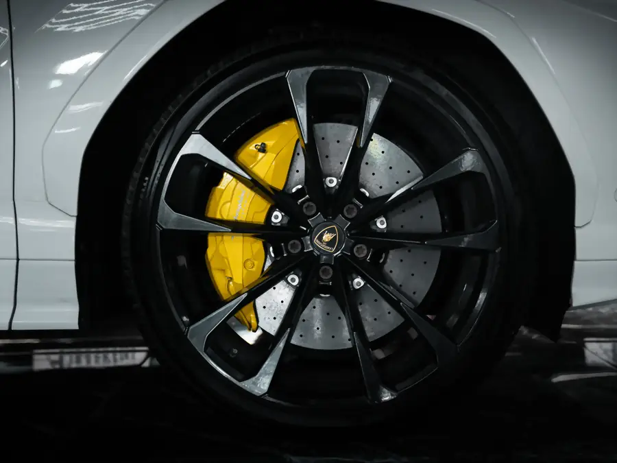 Lamborghini-Felge mit gelber Bremszange