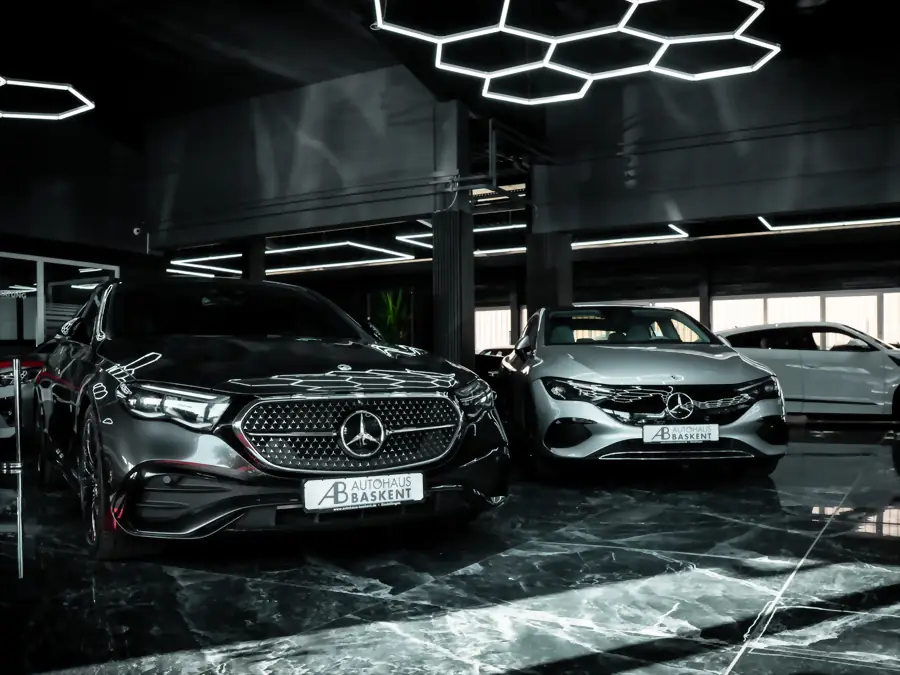 Zwei Mercedes E-Klasse frontal unter der Hexagon-Beleuchtung