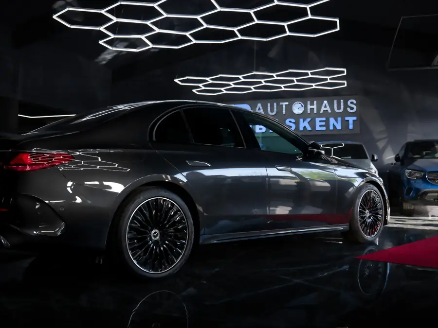 Grauer Mercedes seitlich vor dem Leuchtschild von Autohaus Baskent