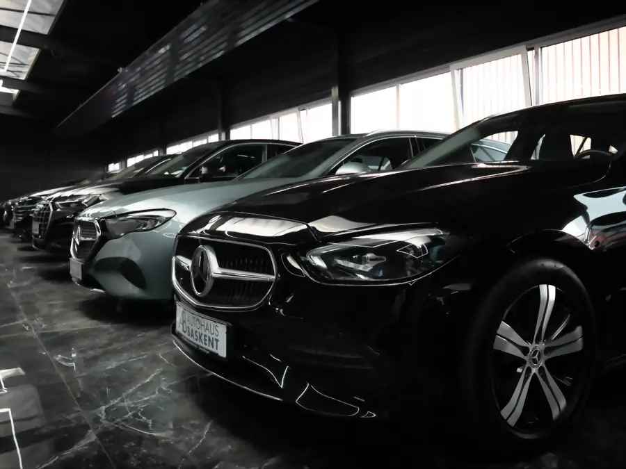 Mehrere Mercedes-Limousinen hintereinander im Bestand