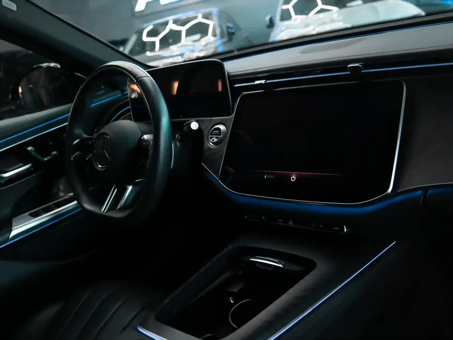 Mercedes-Cockpit mit Breitbildschirm und blauer Ambientebeleuchtung