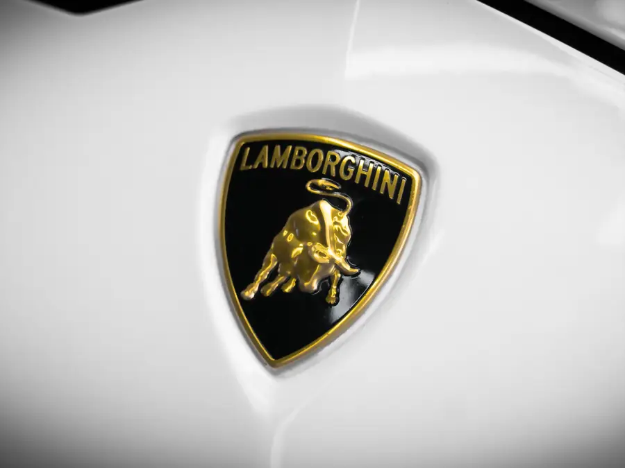 Lamborghini-Emblem auf weißer Motorhaube