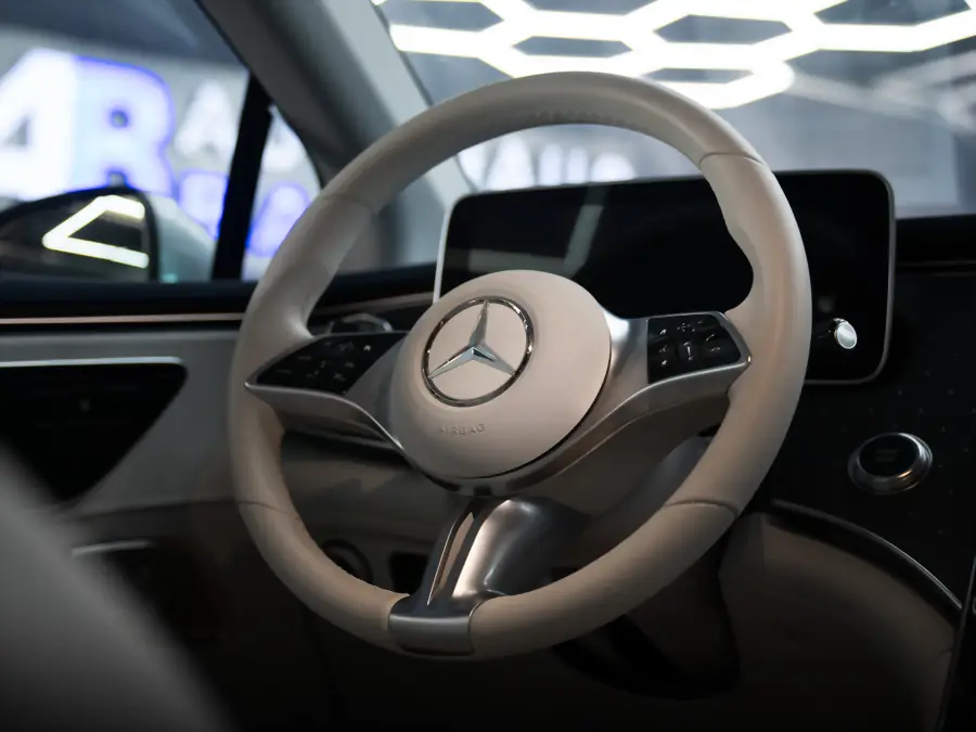 Mercedes-Lenkrad mit heller Lederausstattung