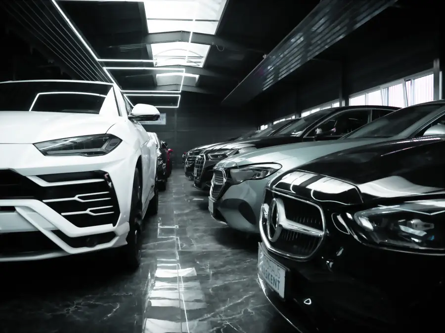 Lamborghini Urus neben einer Reihe Mercedes-Limousinen