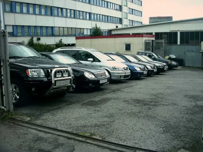 Der Hof in den Anfangsjahren, wenige Fahrzeuge in einer Reihe