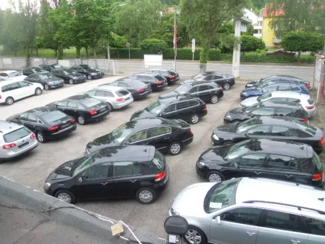 Der voll belegte Hof mit rund dreißig Fahrzeugen