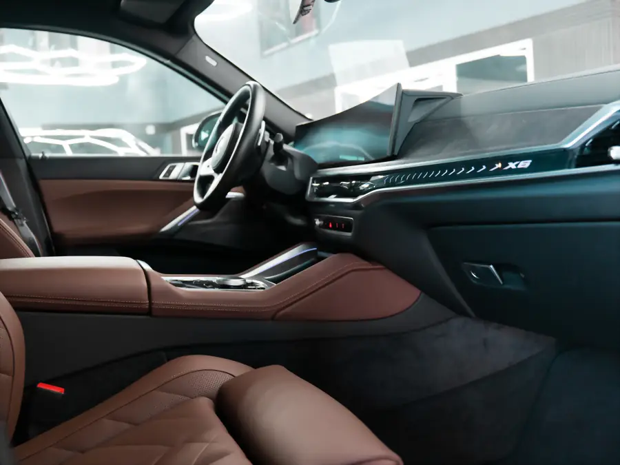 BMW X6 Innenraum mit braunem Leder