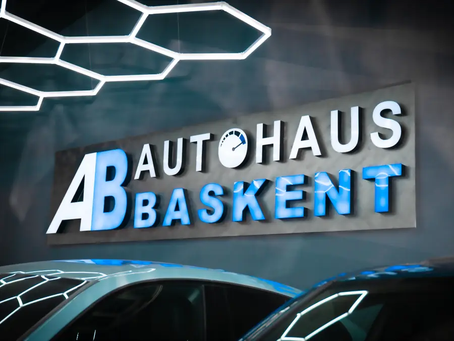 Leuchtschild Autohaus Baskent unter der Hexagon-Beleuchtung
