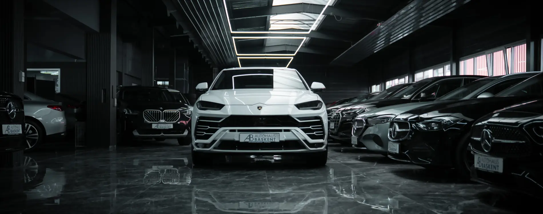 Weißer Lamborghini Urus in der Ausstellungshalle von Autohaus Baskent