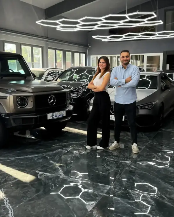 Die Inhaberfamilie in der Ausstellungshalle von Autohaus Baskent